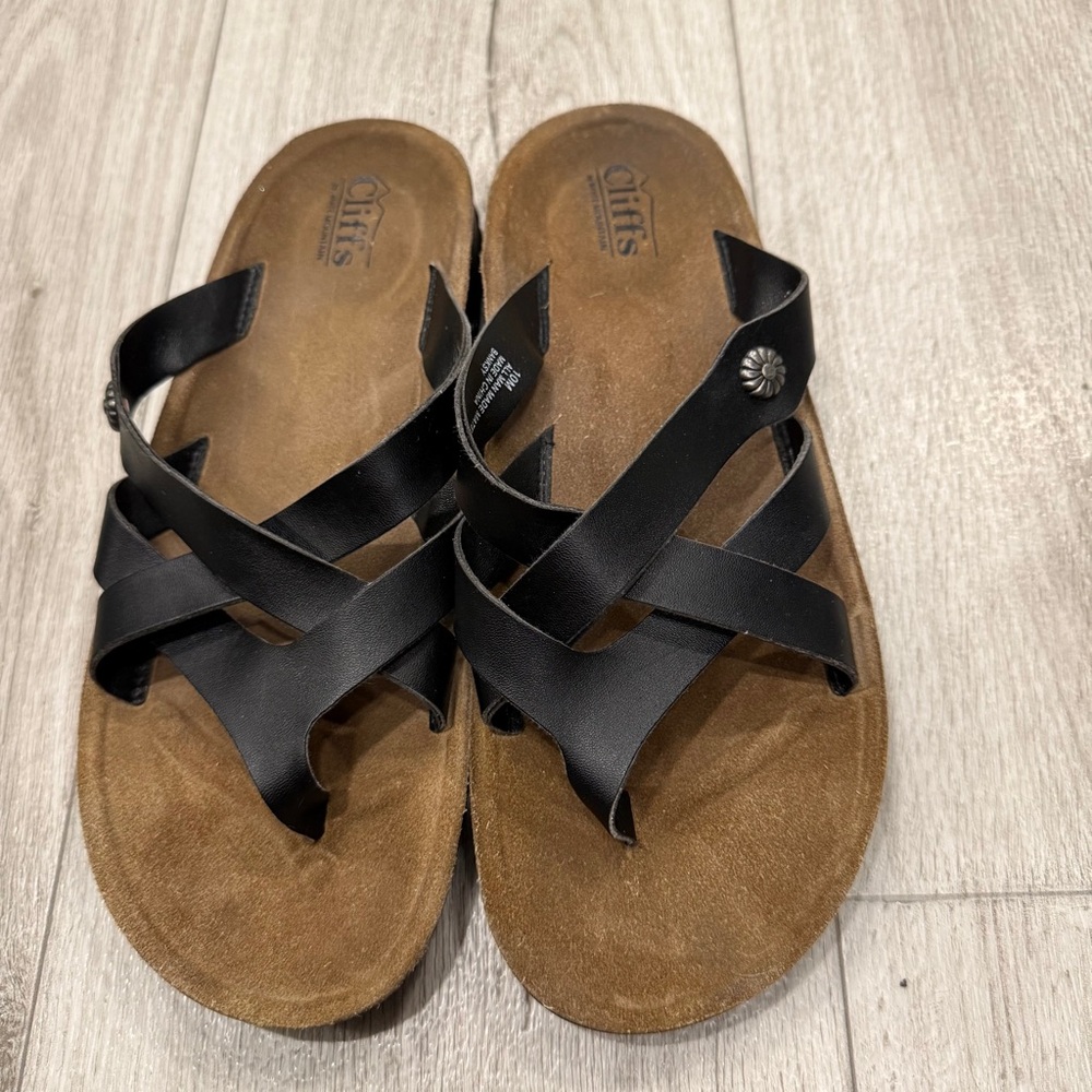 Cliffs by WHITE MOUNTAIN Black Sandals, Banksy style, great like new condition.